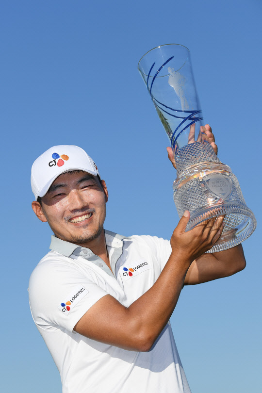 CJ대한통운이 후원하는 강성훈 선수가 미국 텍사스주 댈라스 트리니티 포레스트 골프클럽에서 열린 PGA(미국프로골프) 투어 ‘AT&T  바이런 넬슨’에서 우승 후 트로피를 들고 있다. 게티이미지 제공